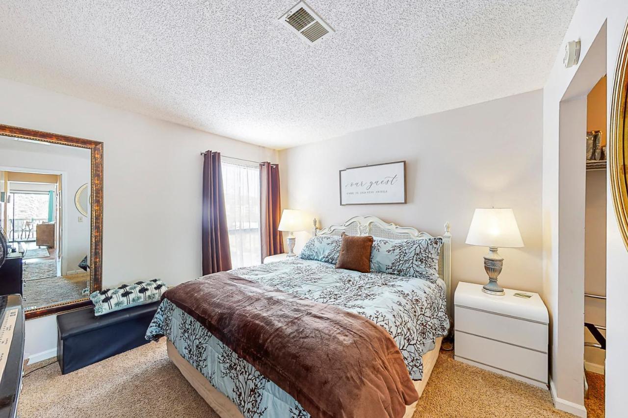 Couples Paradise & Retreat On The 18Th Branson Room photo